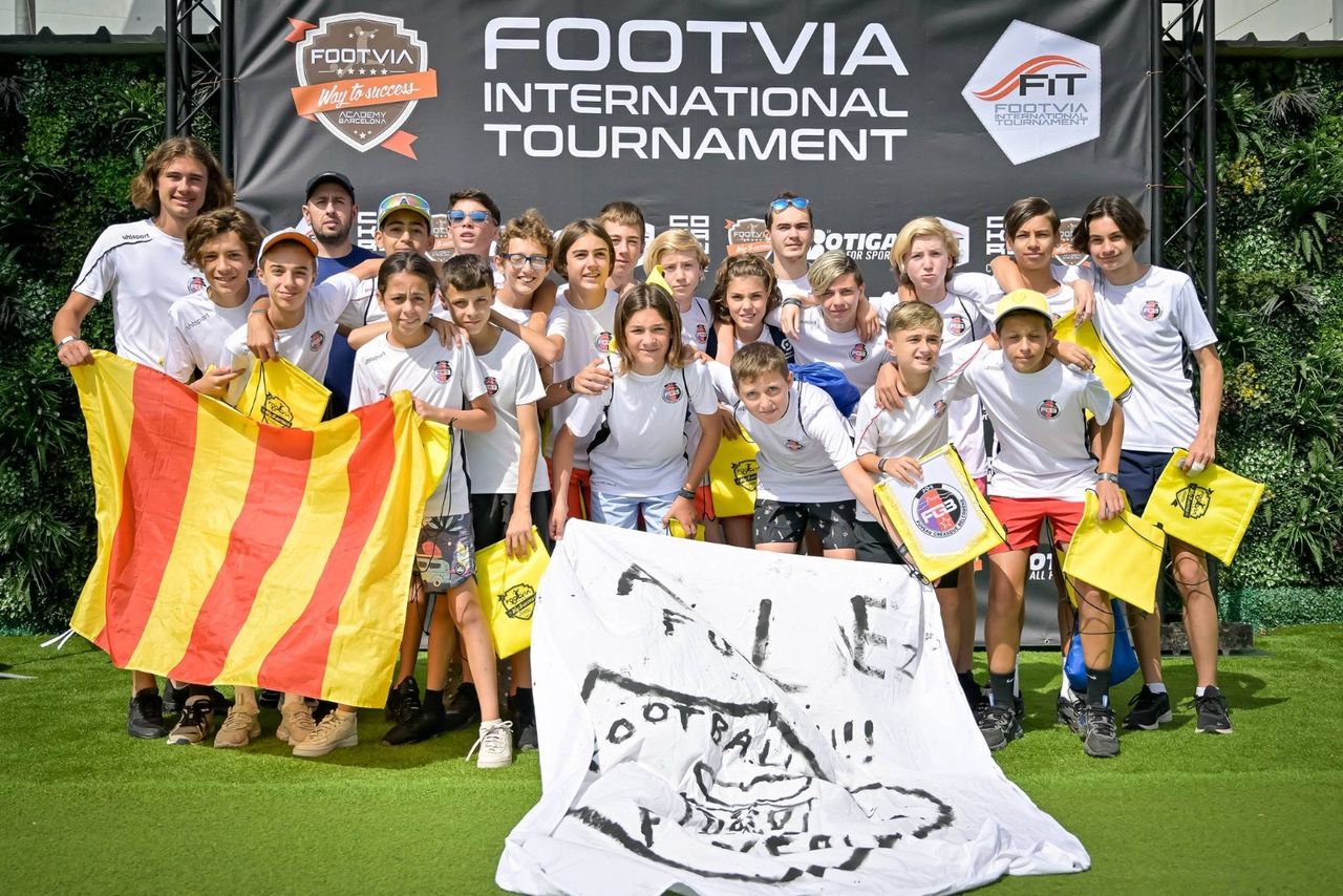 Jugadores con la bandera de su club en la ceremonia de bienvenida